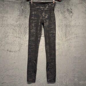 SPANX BLACK‎ ON BLACK CAMO LEGGING-XS